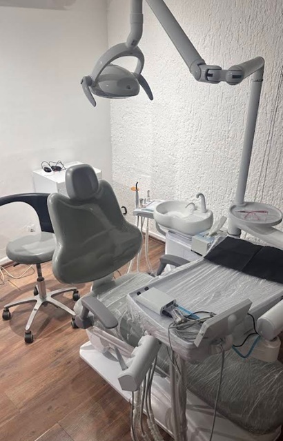 La Dra. Aida atendiendo a un paciente